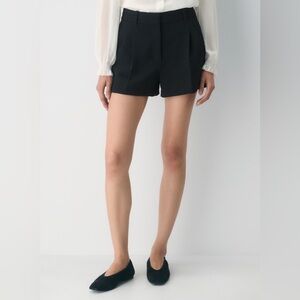 NWOT - Aritzia The Effortless Shorts - Mini Crepette in Black